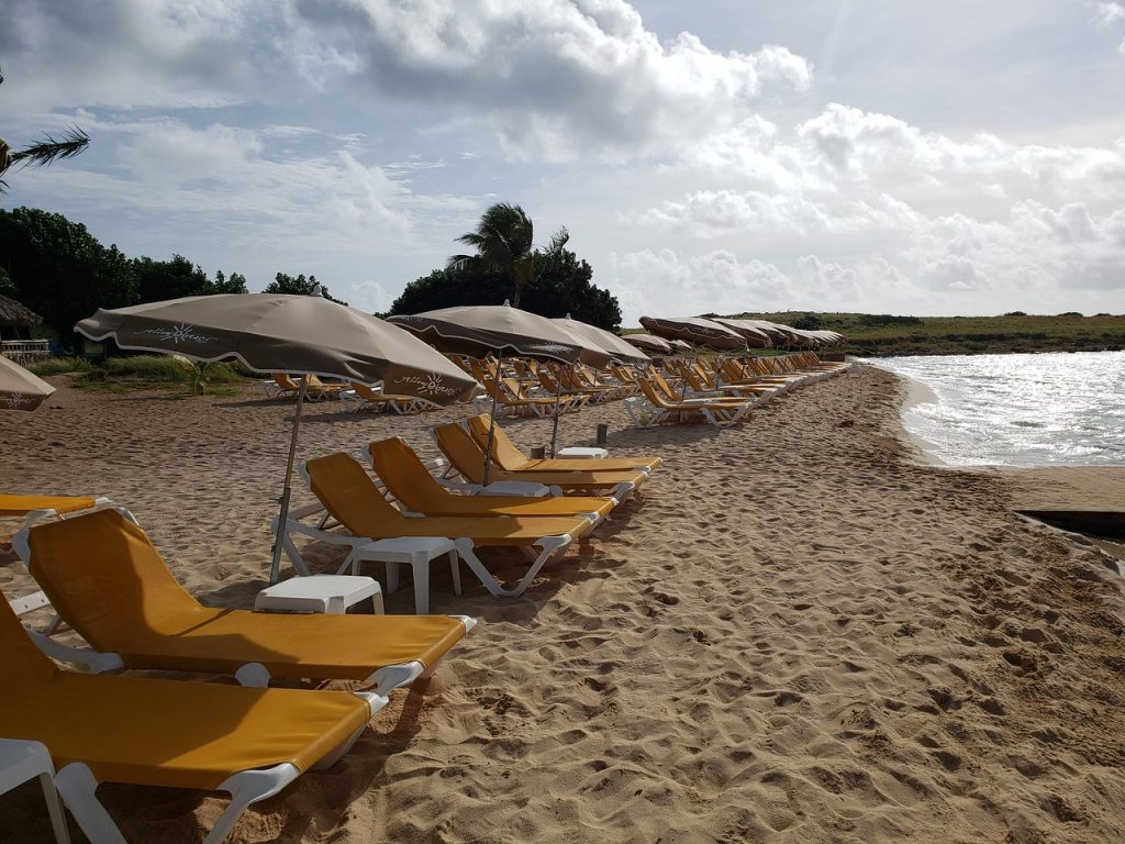 Régalez-vous d'un délicieux repas au célèbre restaurant Yellow Beach situé sur l'île de Pinel à Sint Maarten, tout en profitant de votre séjour dans les luxueuses locations de vacances de The Hills Residence.